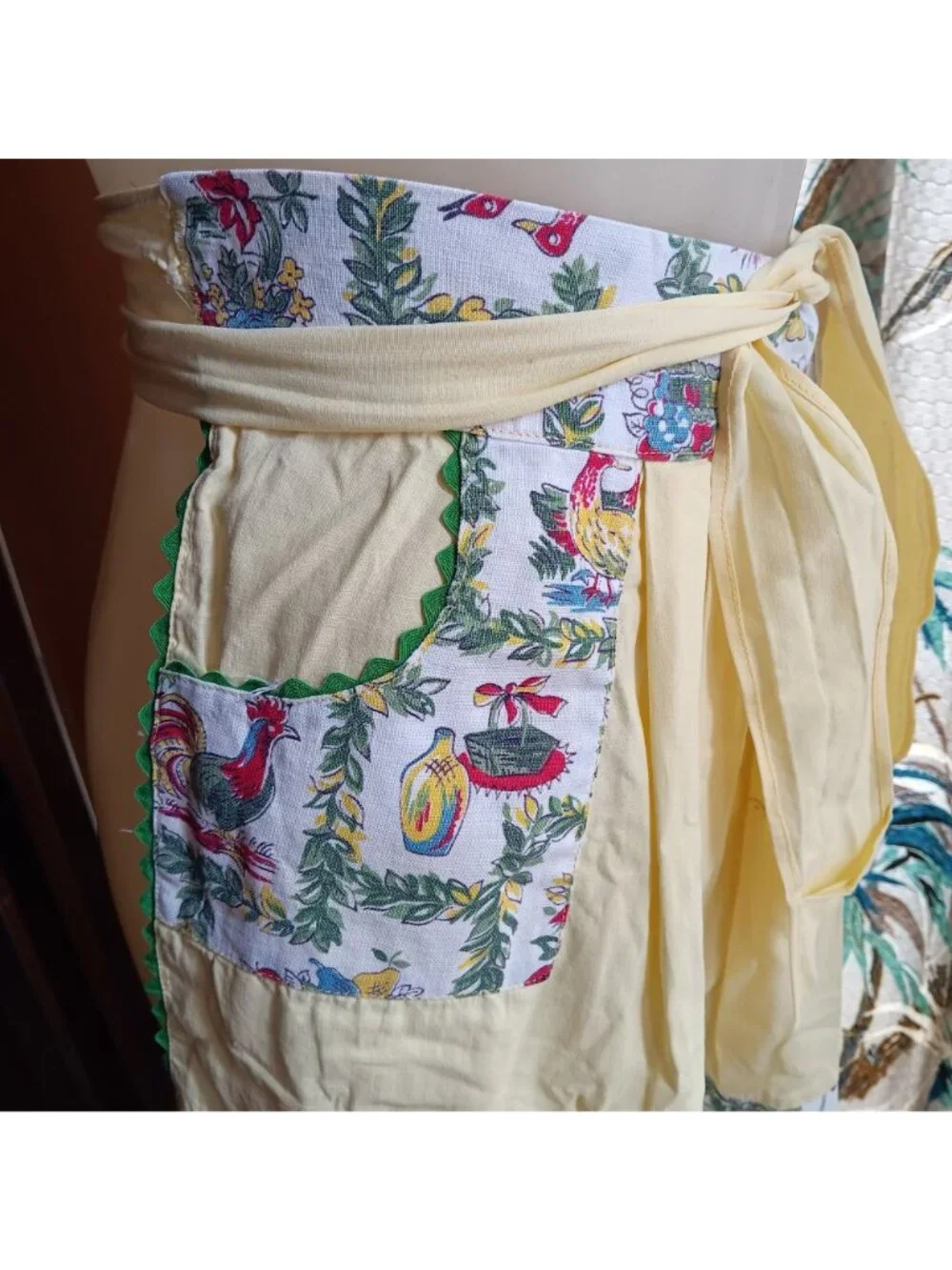 True Vintage 1950's Yellow Half Kitchen Apron Rooster Floral Pocketed Trad